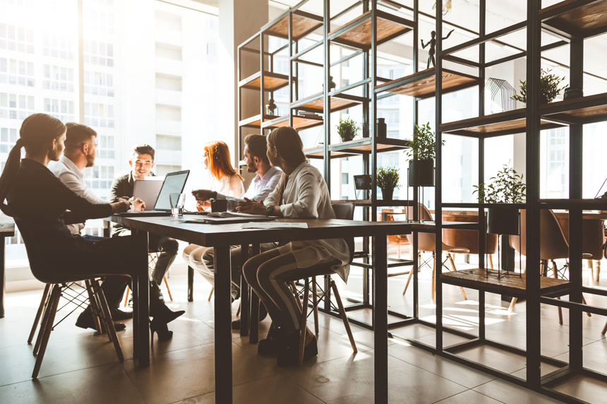 一群年轻的商人在一个办公室里一起工作和交流。商务经济办公.