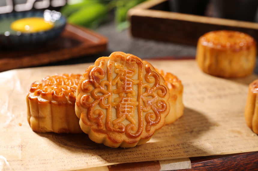 深底上的莲蓉蛋黄月饼