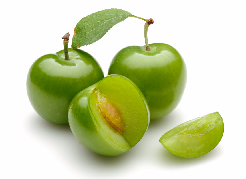 新鲜的绿色李子与叶子有机食品