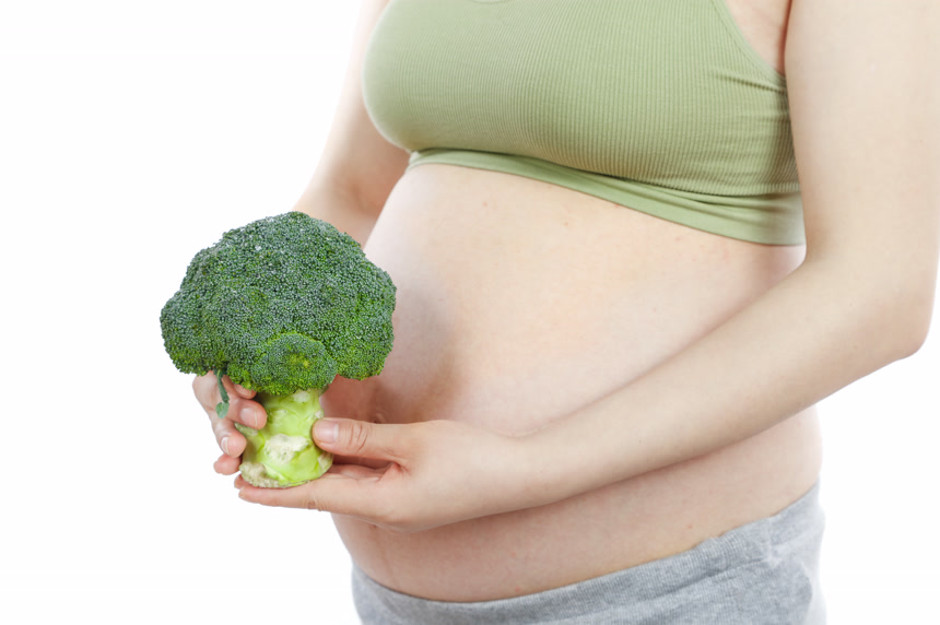 孕妇手里拿着西兰花