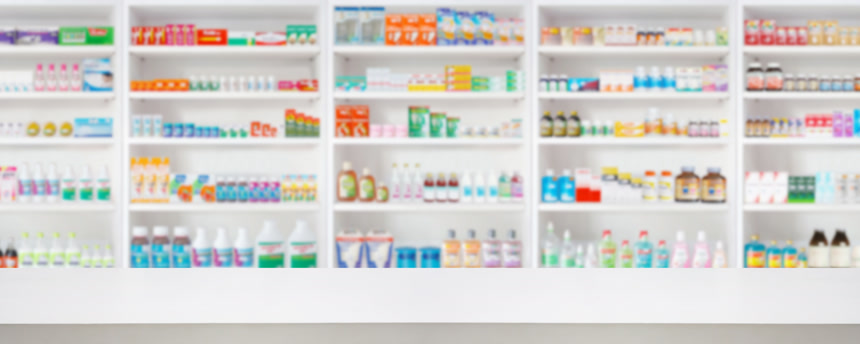 货架上摆放着药品生活场景
