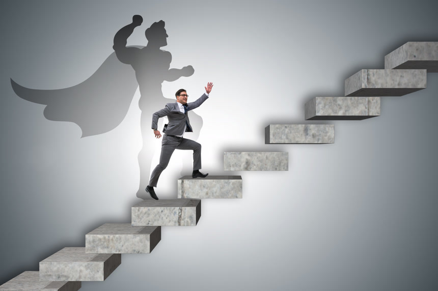 在楼梯上的商人想成为超级英雄商务经济办公