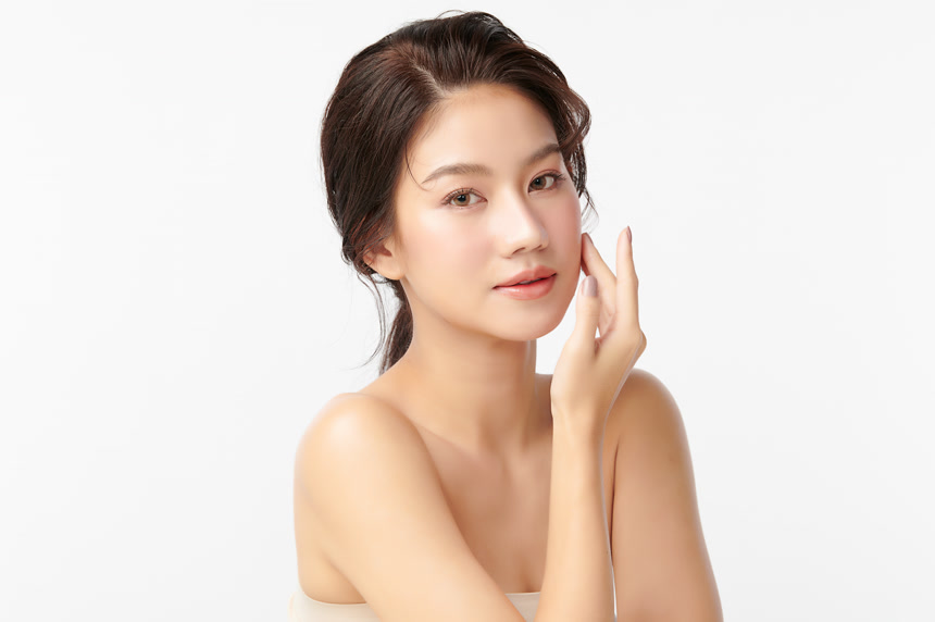 年轻美丽的亚洲女人，有着洁白的背景、脸蛋护理、面部护理、美容美发、美容美发、水疗、亚洲女性肖像.