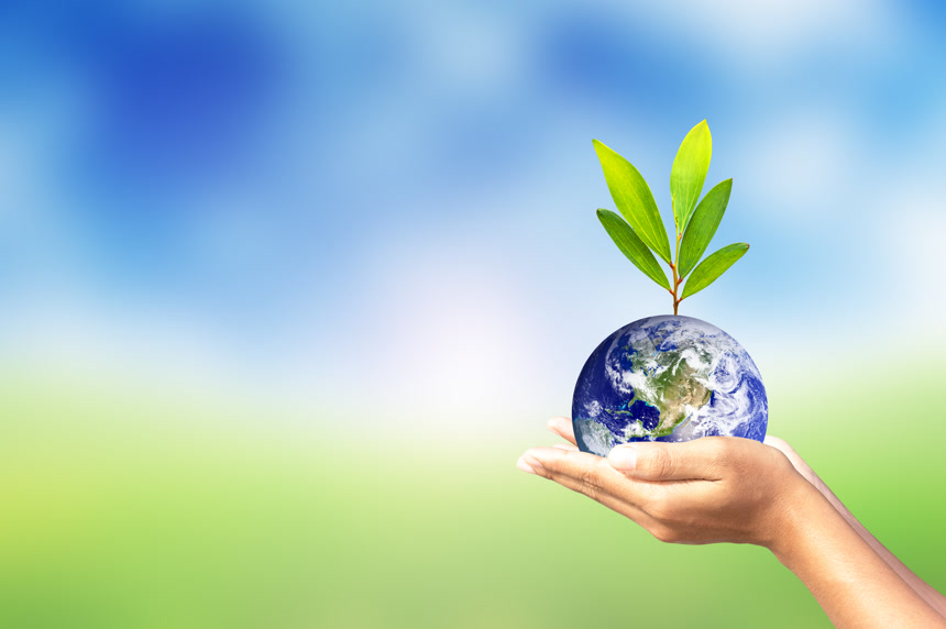 聚焦模糊背景保护地球环境手托地球