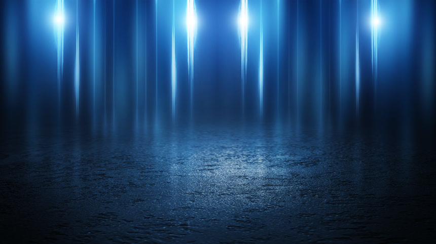 空背景场景湿路面上黑暗的街道反射光线霓虹灯在黑暗中,霓虹灯的身影,烟雾街道,城市的夜景。抽象黑暗背景.