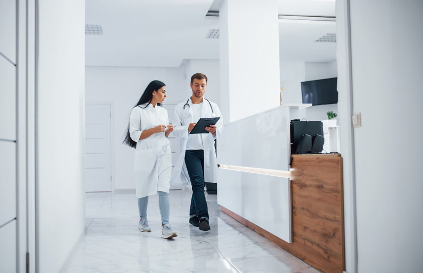 两个医生谈论工作医疗保健医院宣传