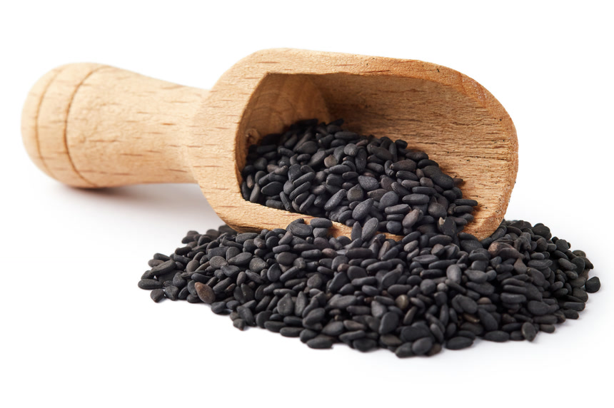 木制勺子里的黑芝麻特写白底图   产品宣传