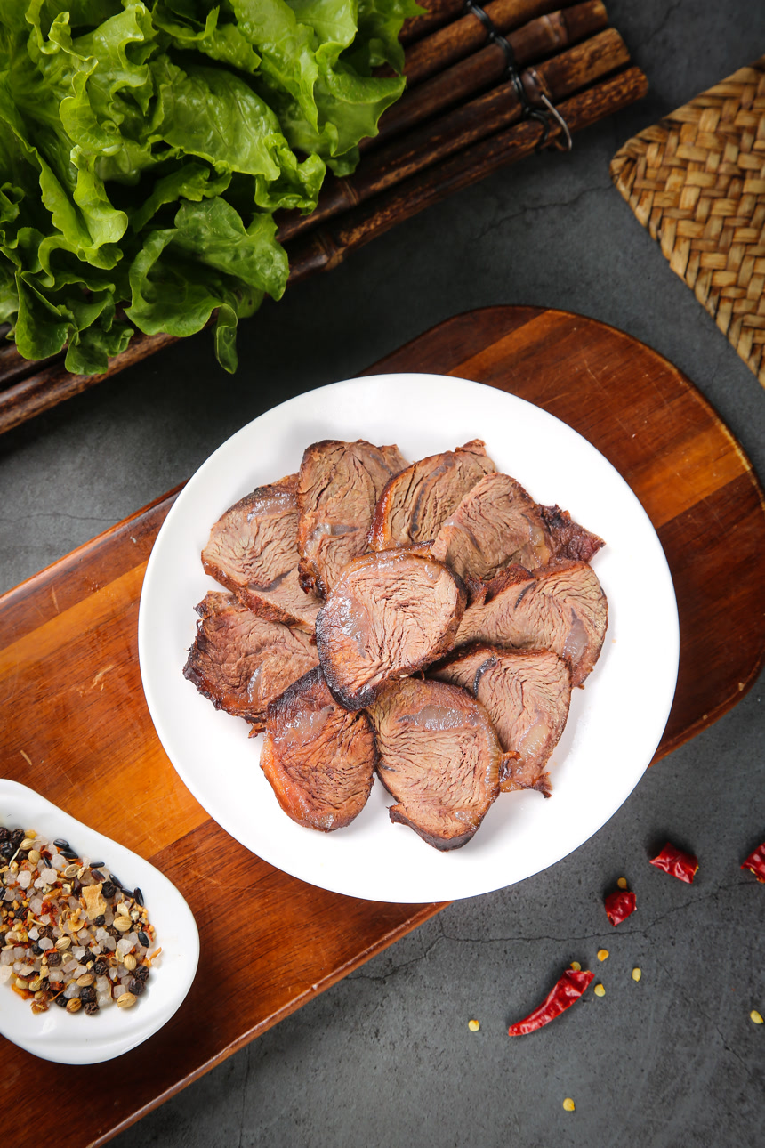 盘子里的卤牛肉