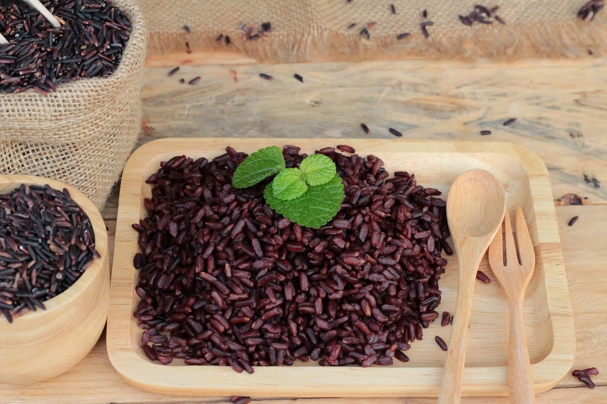 木碗里的黑米紫米五谷杂粮粗粮农业种植