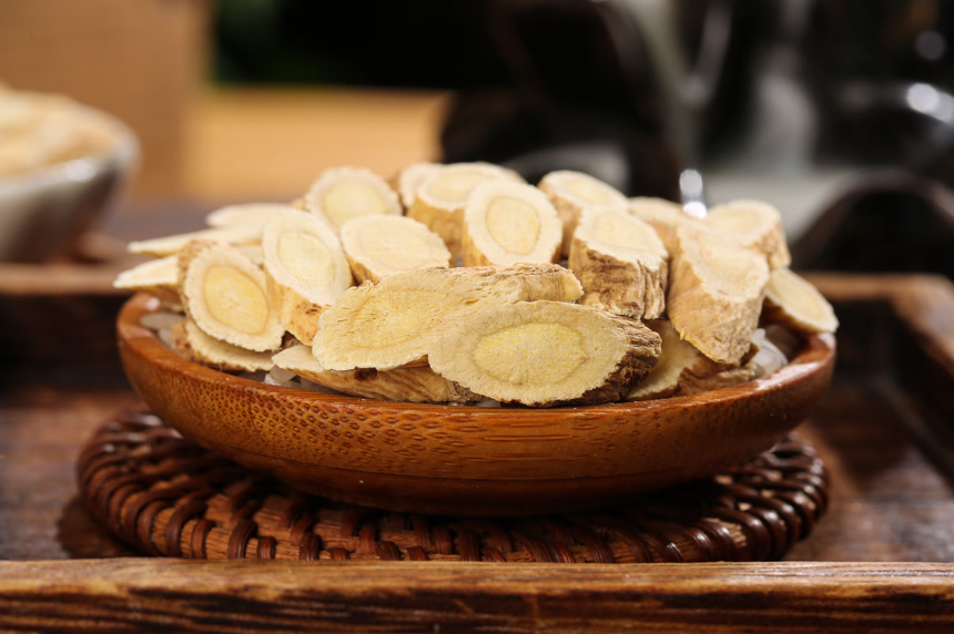 深底上的黄芪片