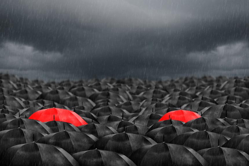 色彩艳丽的雨伞厚重的黑色雨伞生活方式