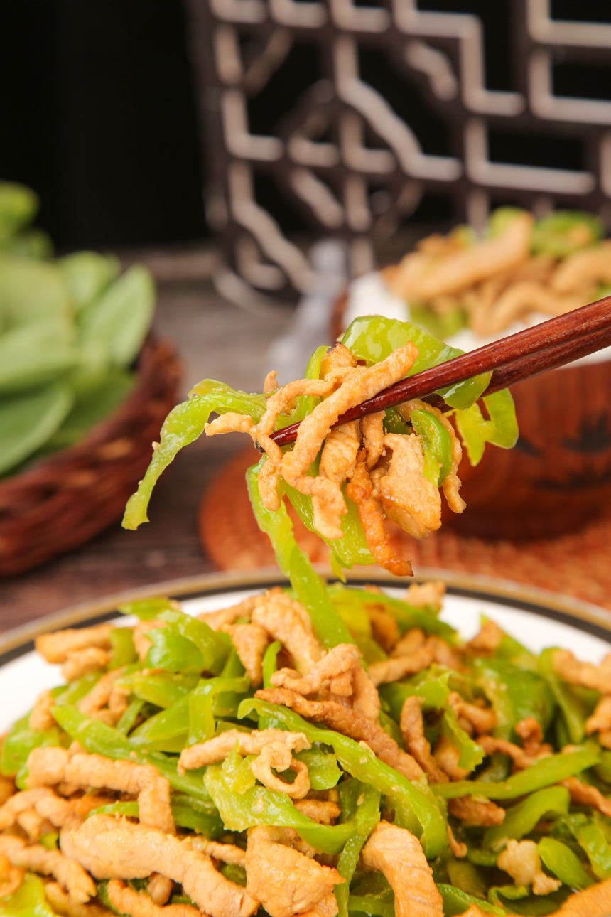 木底上的辣椒炒肉