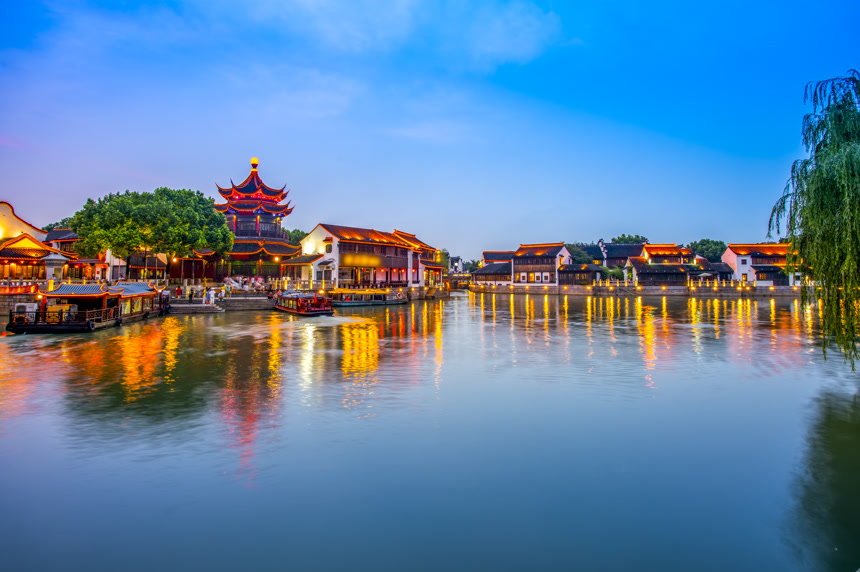 苏州山古城的夜景都市景观 