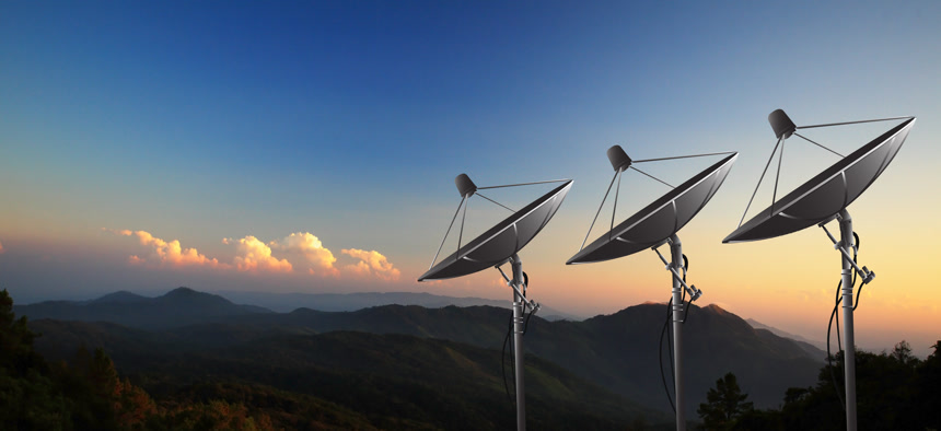 夕阳下的碟形卫星天线信号5G