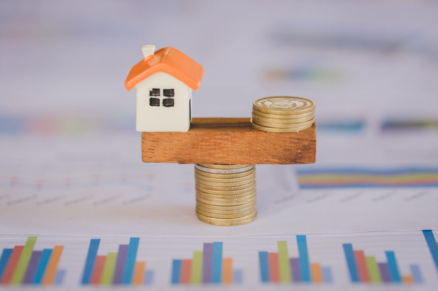 房市创意概念体现经济平衡天枰住房经济背景壁纸