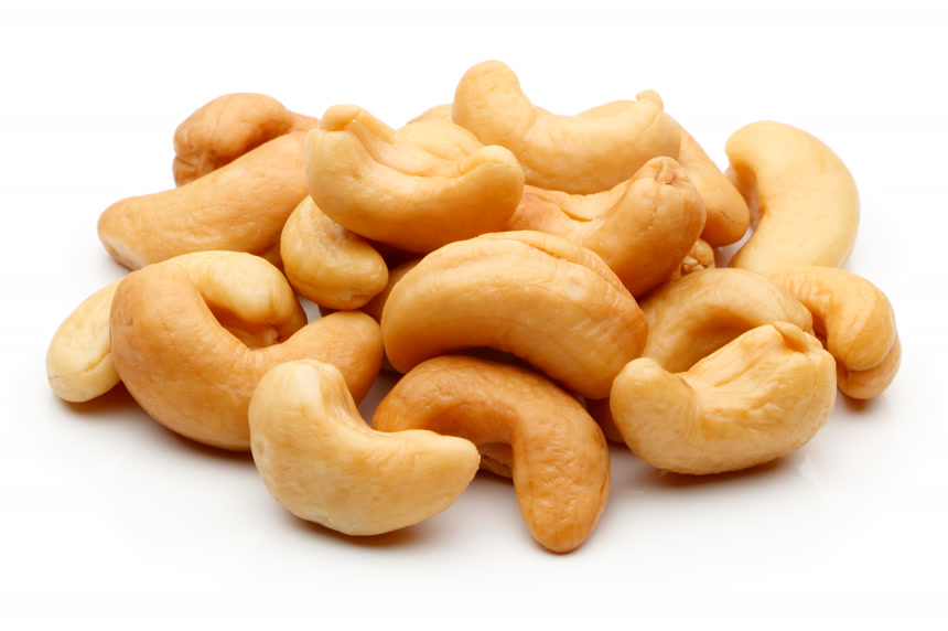 白色背景下的一堆腰果白底图