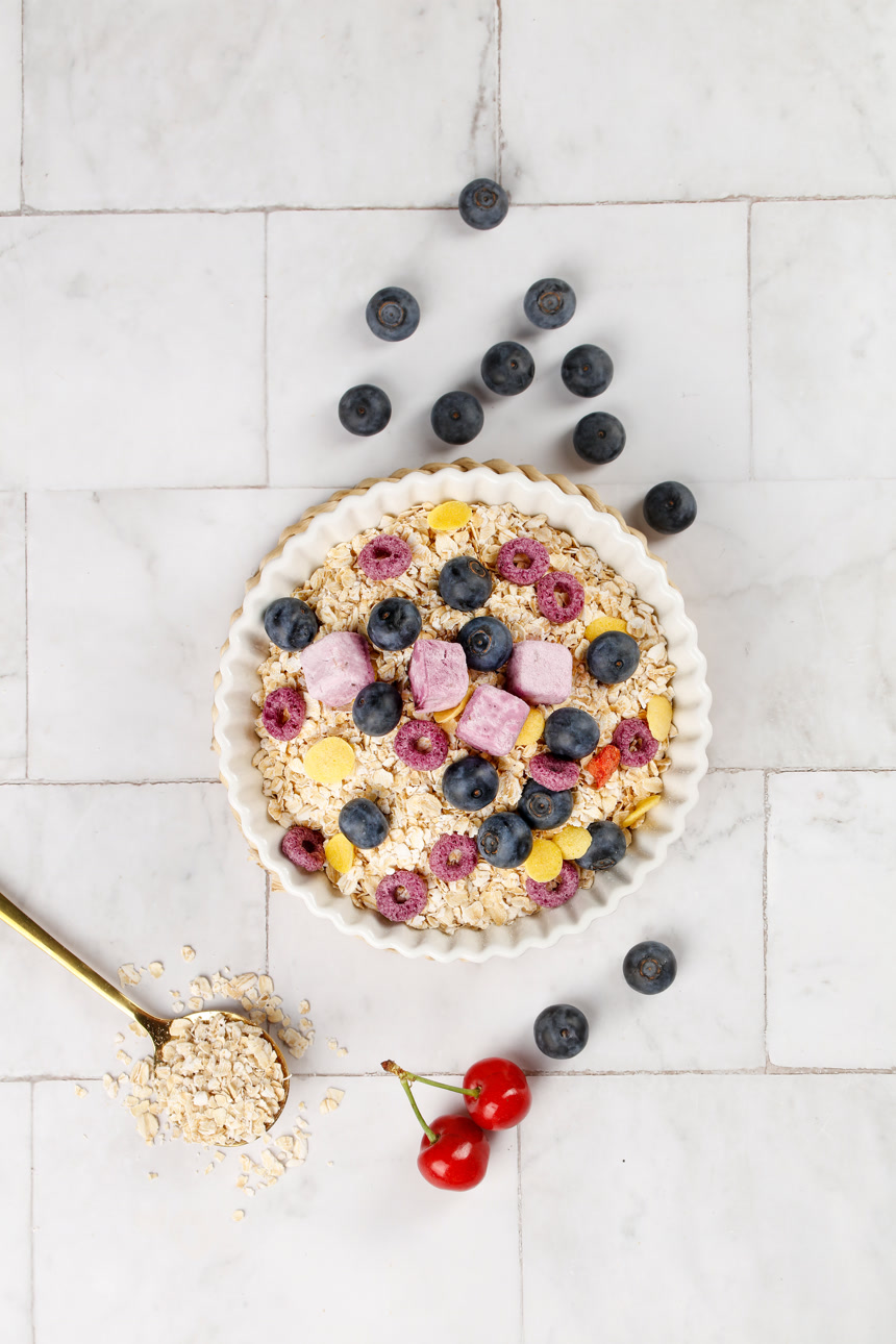 浅底上的水果燕麦