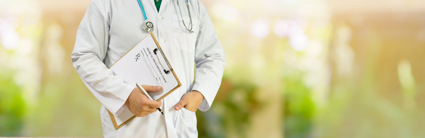 医生拿着处方申请表和笔双手插兜