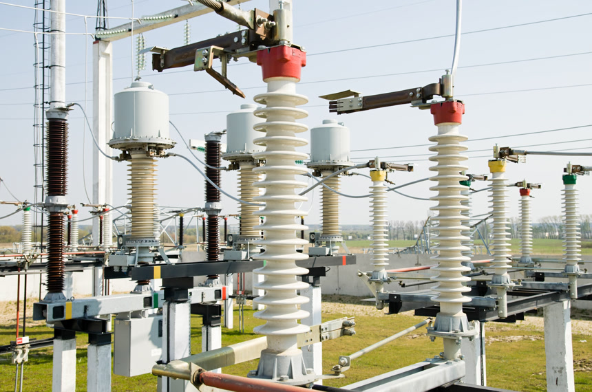 点亮城市的强大能量源的高压变电站壁纸图