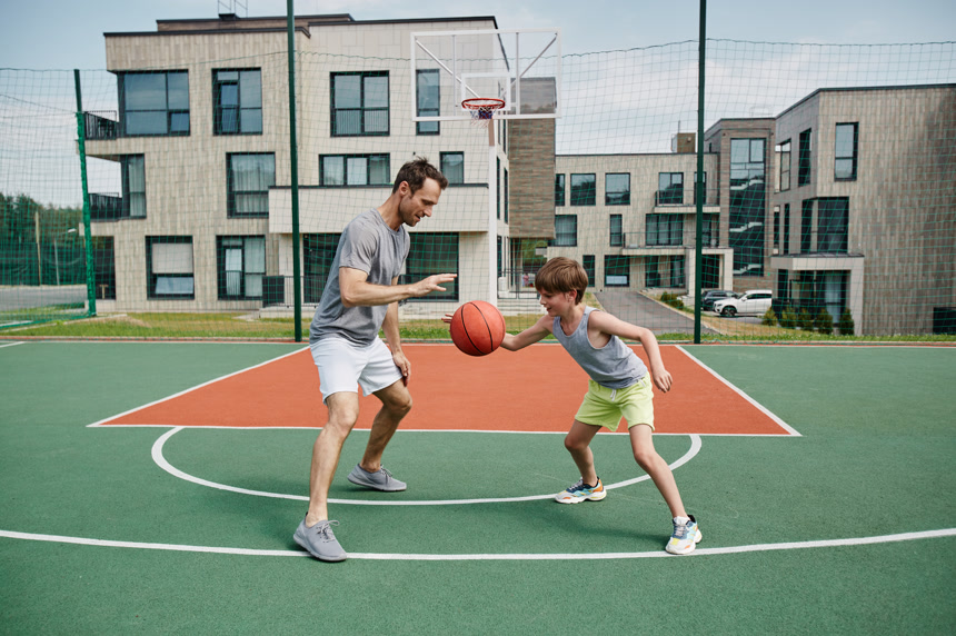 篮球场上的父亲和孩子一起打篮球生活方式