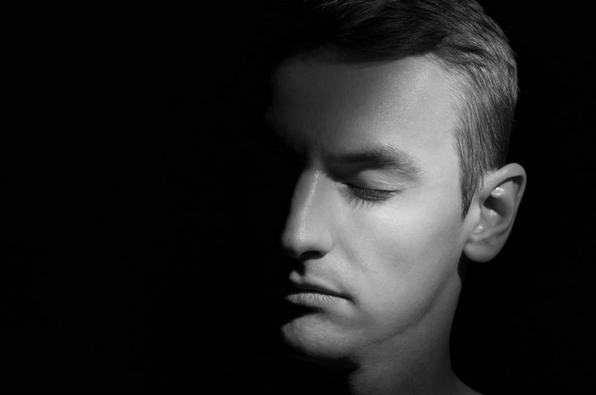 用一个光源在黑色背景上对一个人进行特写的黑白戏剧肖像