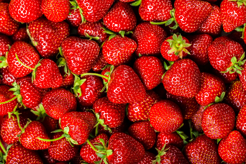 一堆草莓堆叠在一起食物水果美食背景水果店宣传图