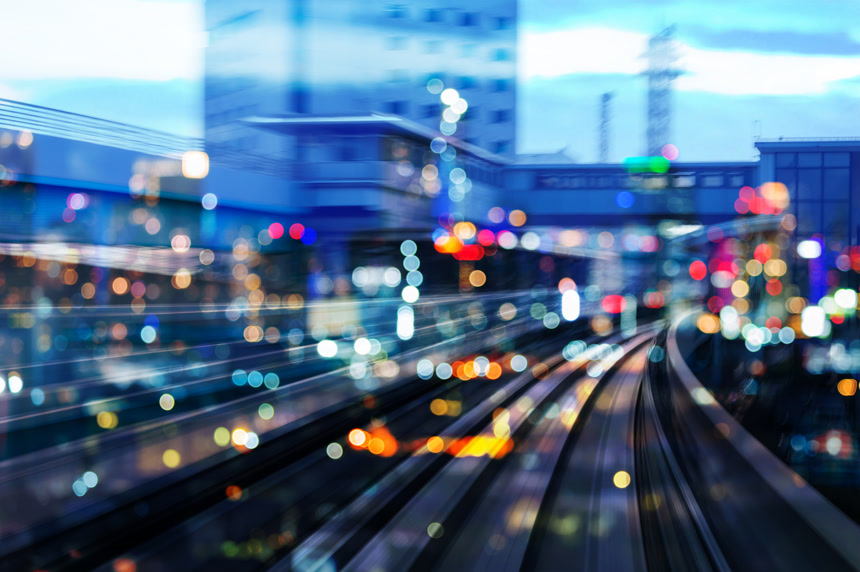 夜晚来来往往的汽车灯光交通运输