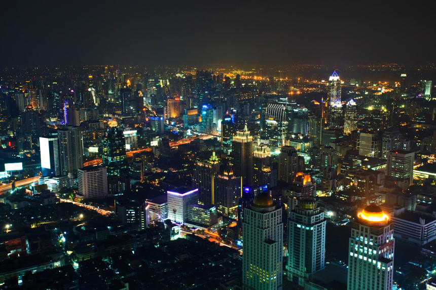 泰国曼谷夜晚的高楼大厦和交通灯