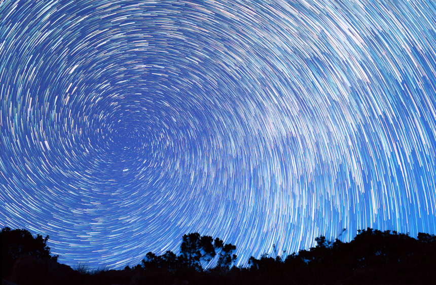 天空中美丽的螺旋流星雨旅行风景