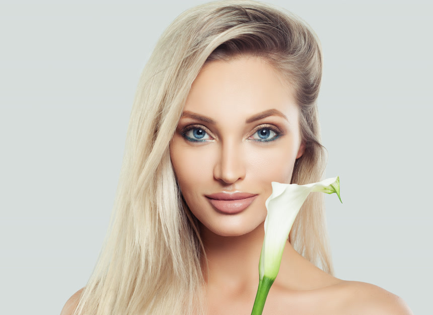 一个美女手拿着马蹄莲花朵肖像特写美容宣传