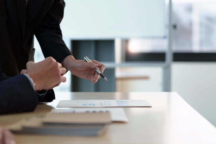 年终总结商业团队在会议室讨论.财务会计、会商、策划人、会议介绍 