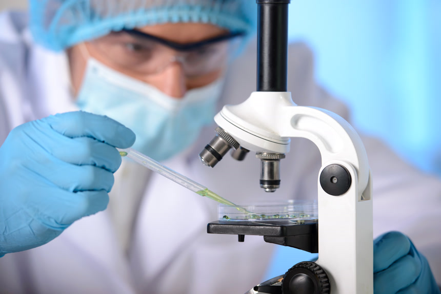 实验室工作人员操作显微镜做实验生物制药医学研究