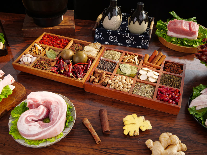 深底上的卤菜材料