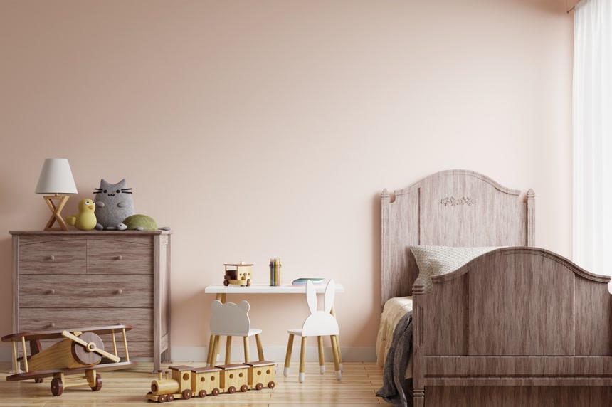 儿童房床上装饰有玩具娃娃木柜儿童房室内设计