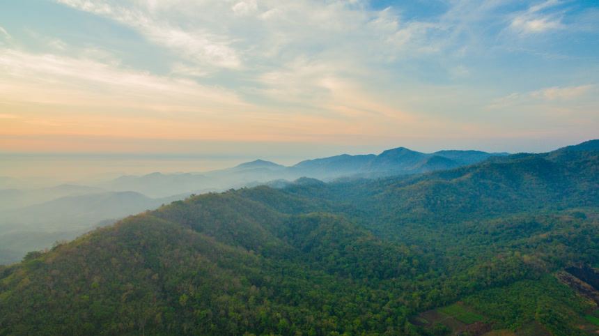 北碧府艾洞上空的日落风光自然景观