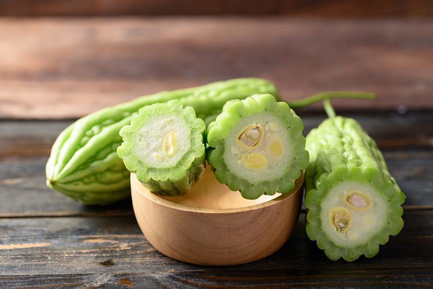 苦瓜或苦瓜在碗里烹调餐饮美食