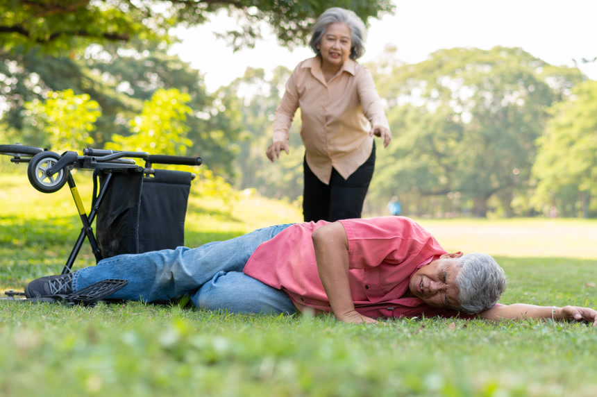 老人从轮椅上摔下来躺在地板上老年保险和保健的概念医学医疗