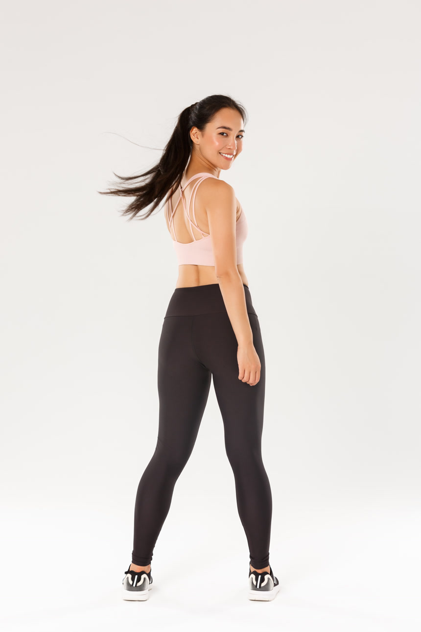 一个身材健硕的女人白底图人物肖像