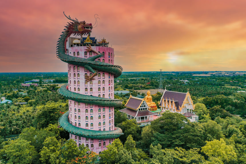 夕阳下森林中的泰国建筑人文建筑景观