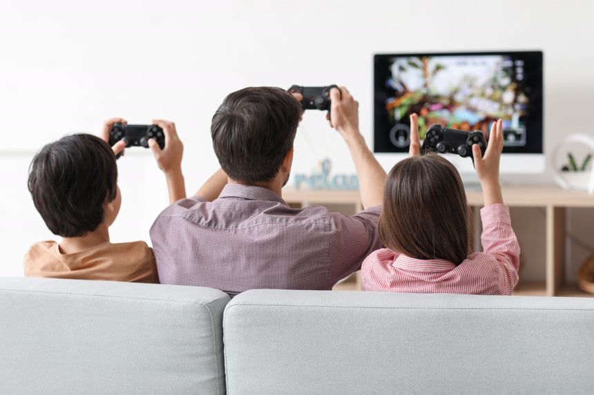 一家人父亲带着孩子打游戏的温馨画面生活方式