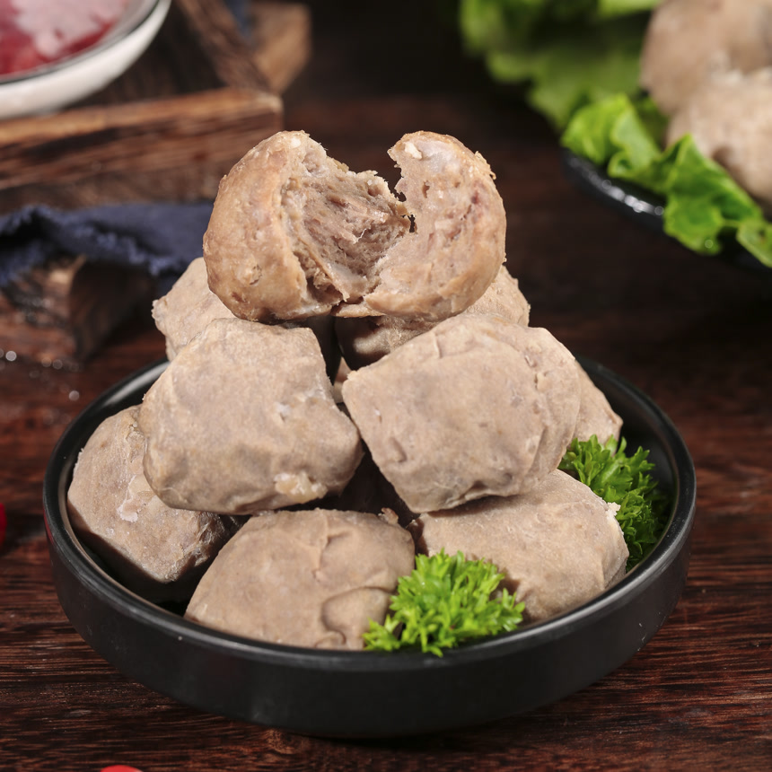 深底上的牛肉丸