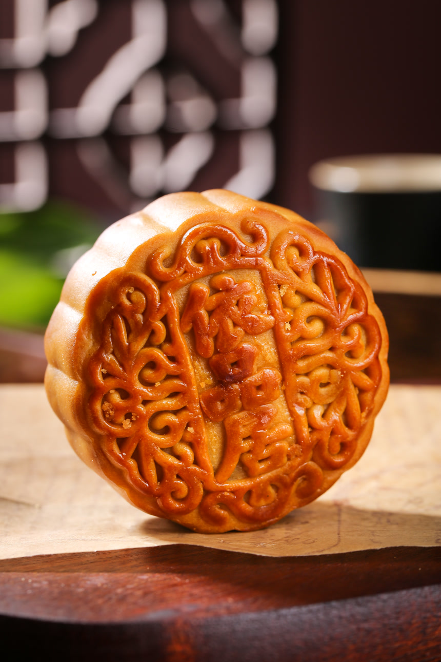 深底上的莲蓉蛋黄月饼