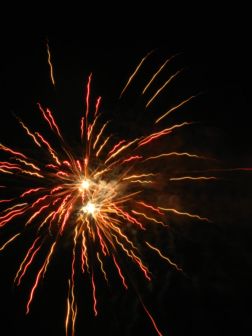 黑夜里美丽的烟花摄影图