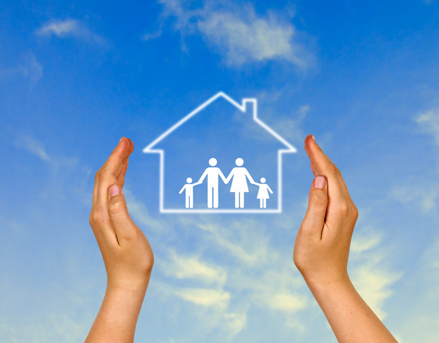 蓝天下一双手保护卡通房子和家人温馨家庭概念插图
