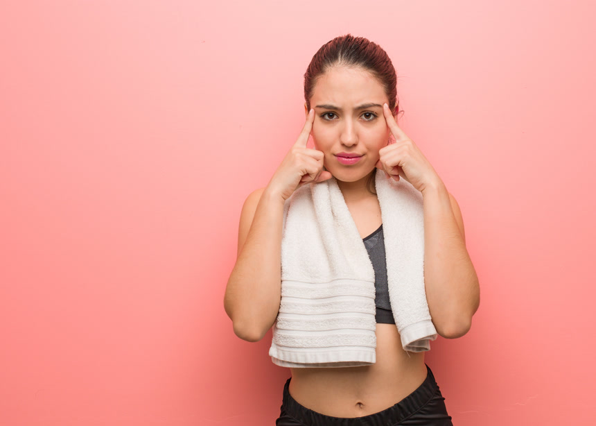 年轻的健身女性做一个集中的手势美容肖像