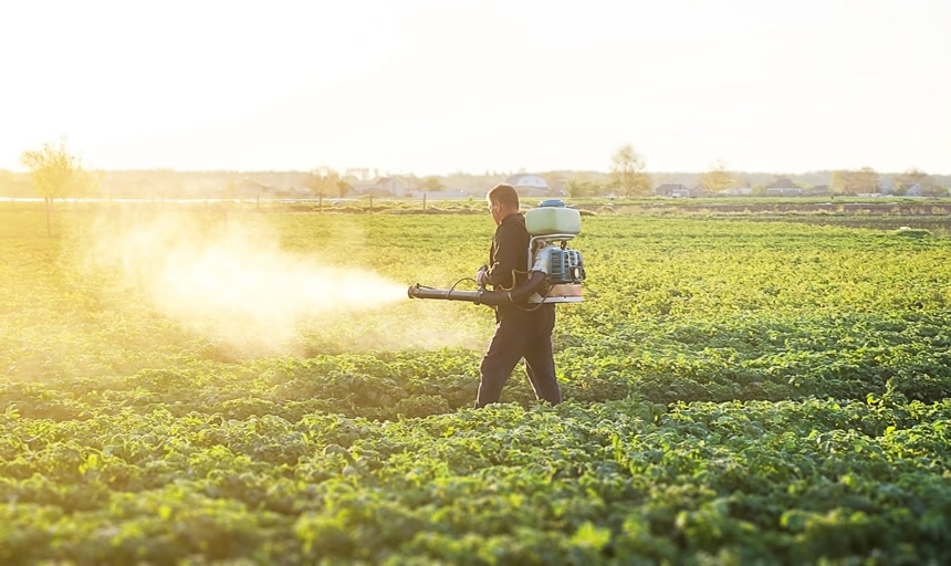 喷洒农药农作物农民病除防治