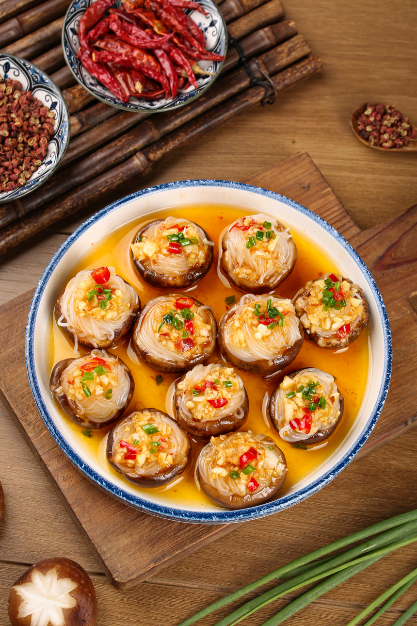 盘子里的香菇蒸粉丝