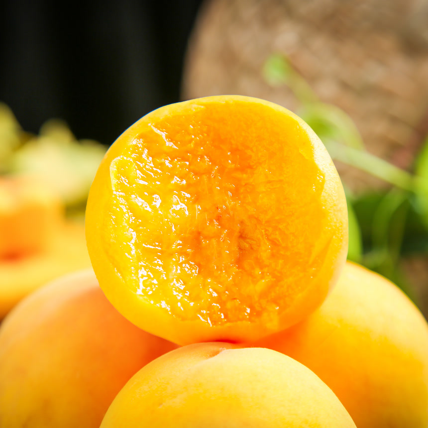 手里拿着砀山黄桃