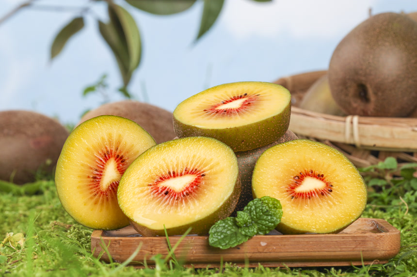 草地上的红心猕猴桃