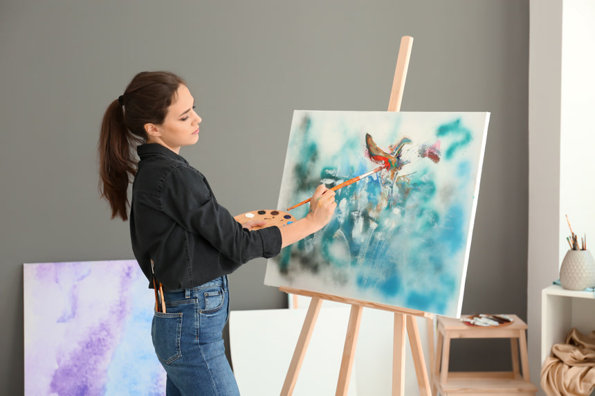 室内一名年轻女画家在画板上绘画 绘画培训 教育培训